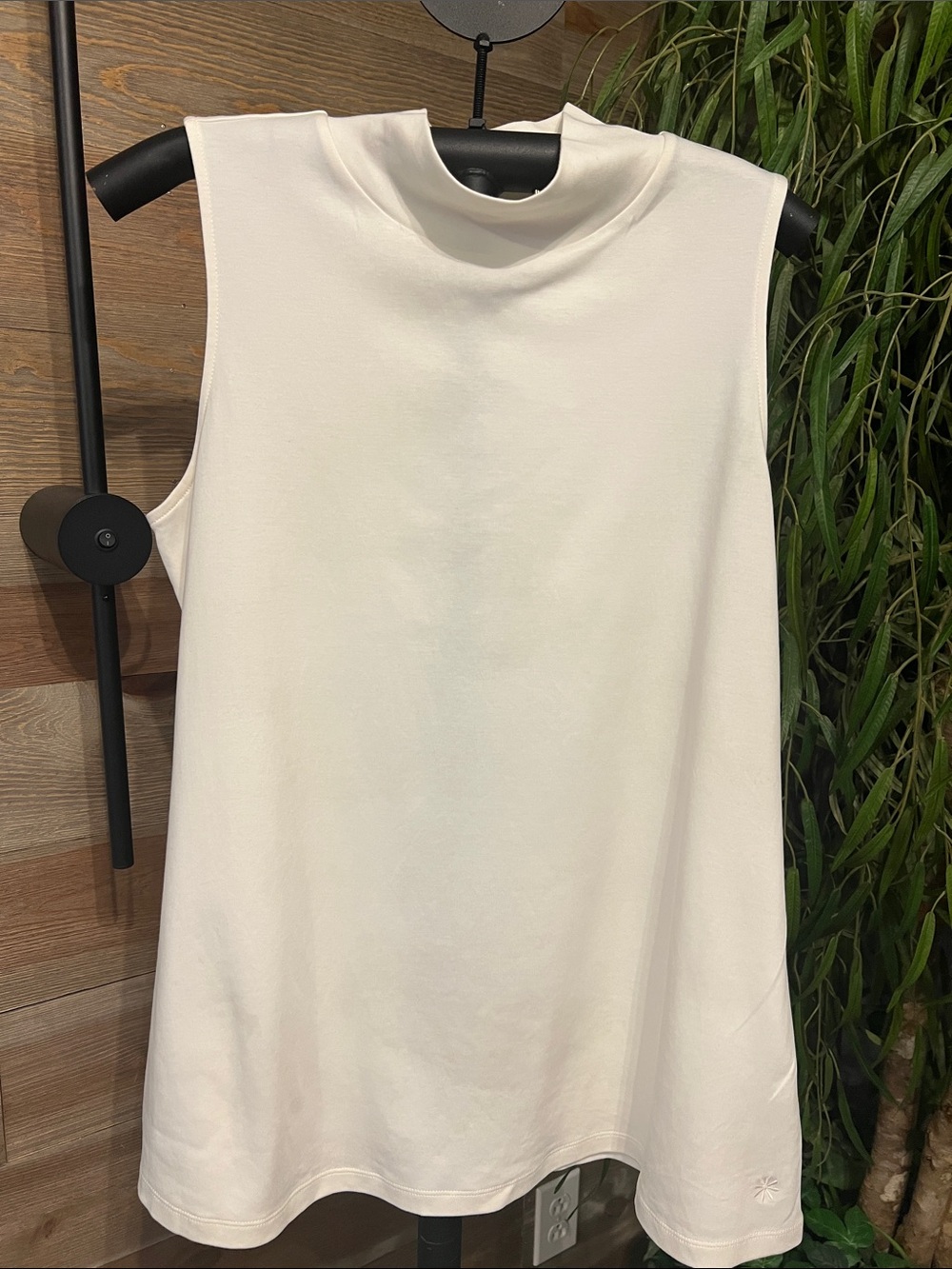 Isaac Mizrahi cream sleeveless mock neck tank top. L
